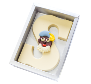 Gegoten chocoladeletter met pietenkopje